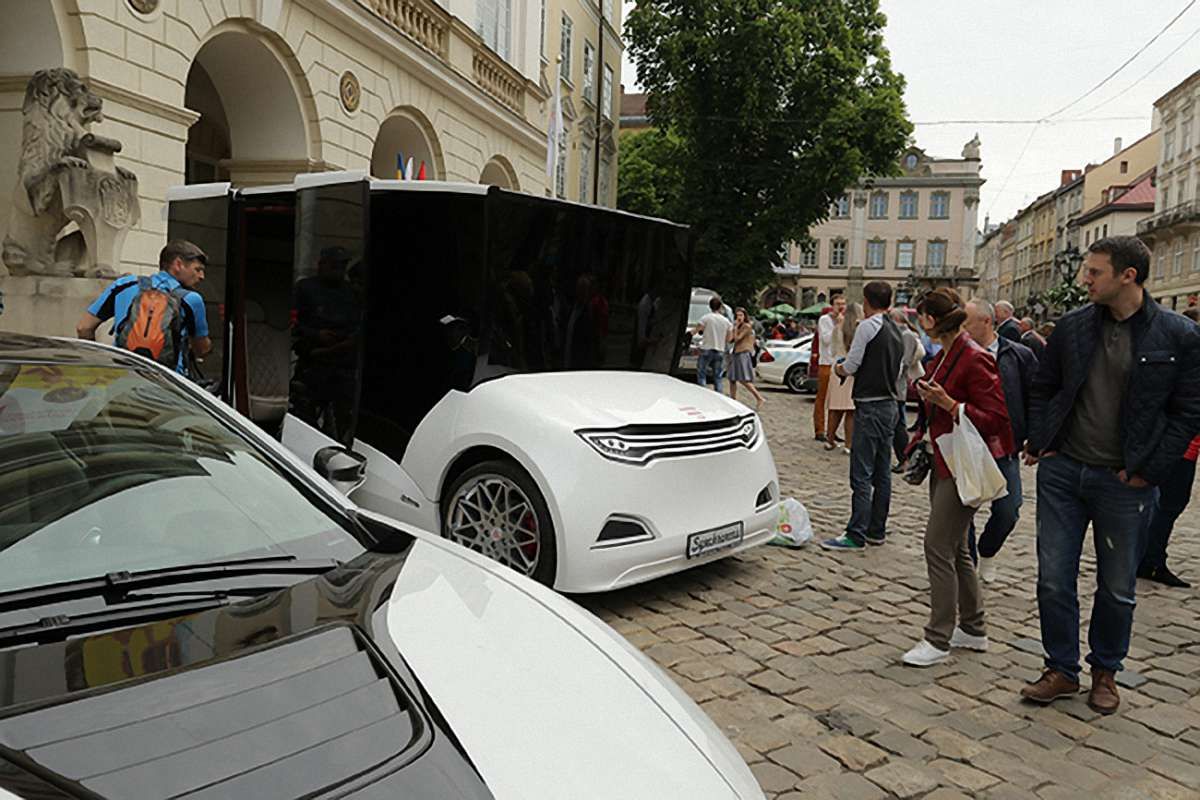 У Львові презентували перший український електромобіль