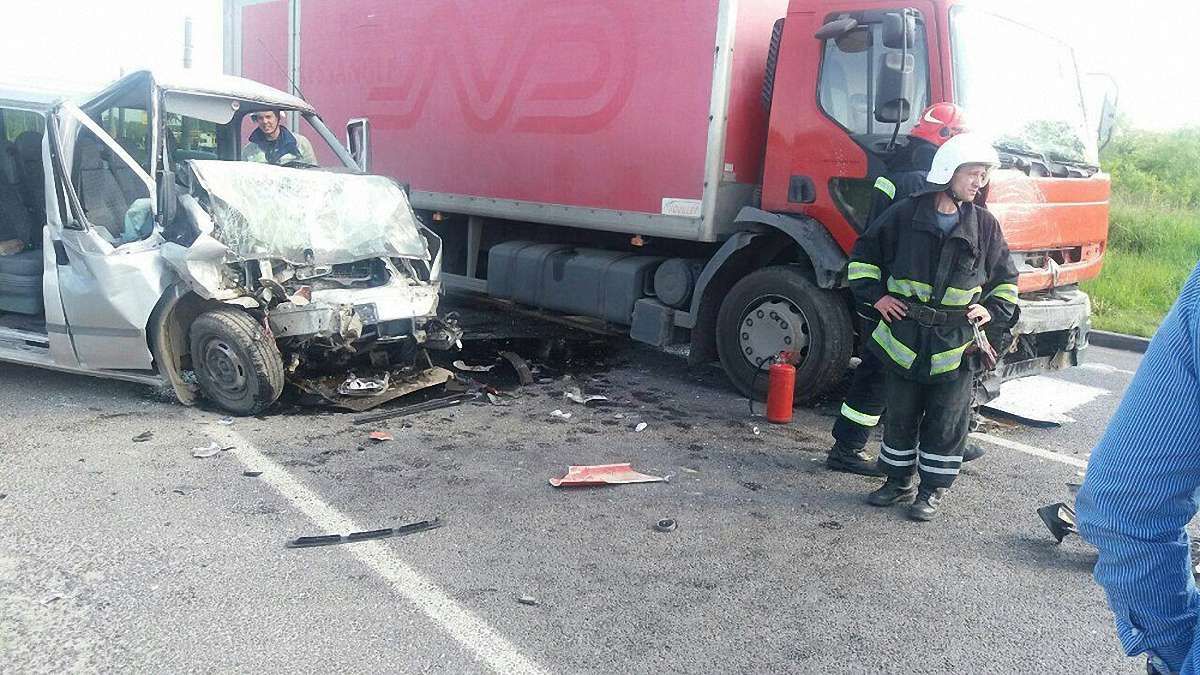 У ДТП поблизу Львова постраждав водій мікроавтобуса
