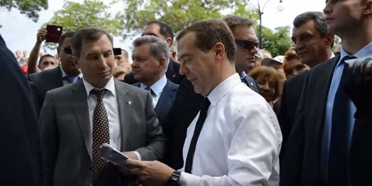 Медведєв – пенсіонерам в окупованому Криму: Грошей немає, але ви тримайтеся
