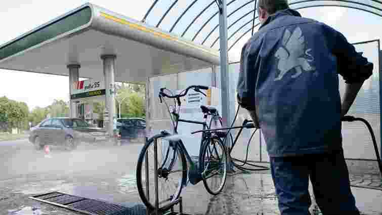 На львівській АЗС відкрили першу мийку для велосипедів