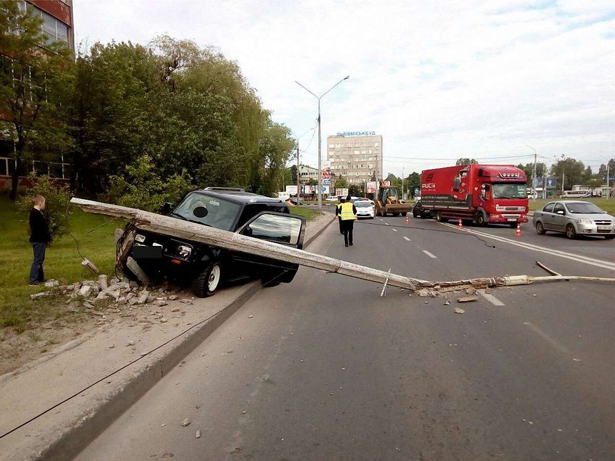 У Львові дитина відволікла маму за кермом, внаслідок чого автомобіль влетів у стовп