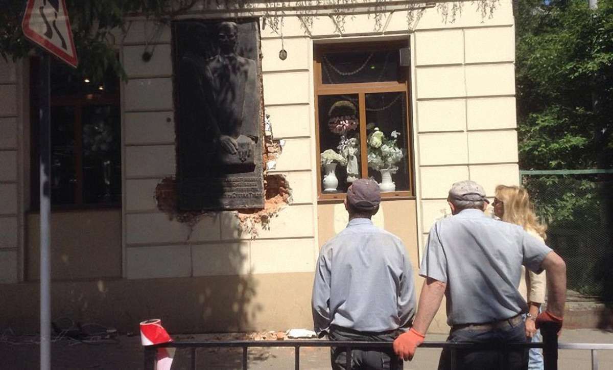 У Львові демонтували меморіальну таблицю радянським письменникам Тудору і Гаврилюку