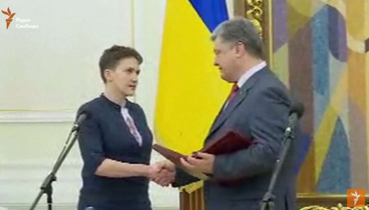 Президент вручив Надії Савченко орден «Золотої зірки»