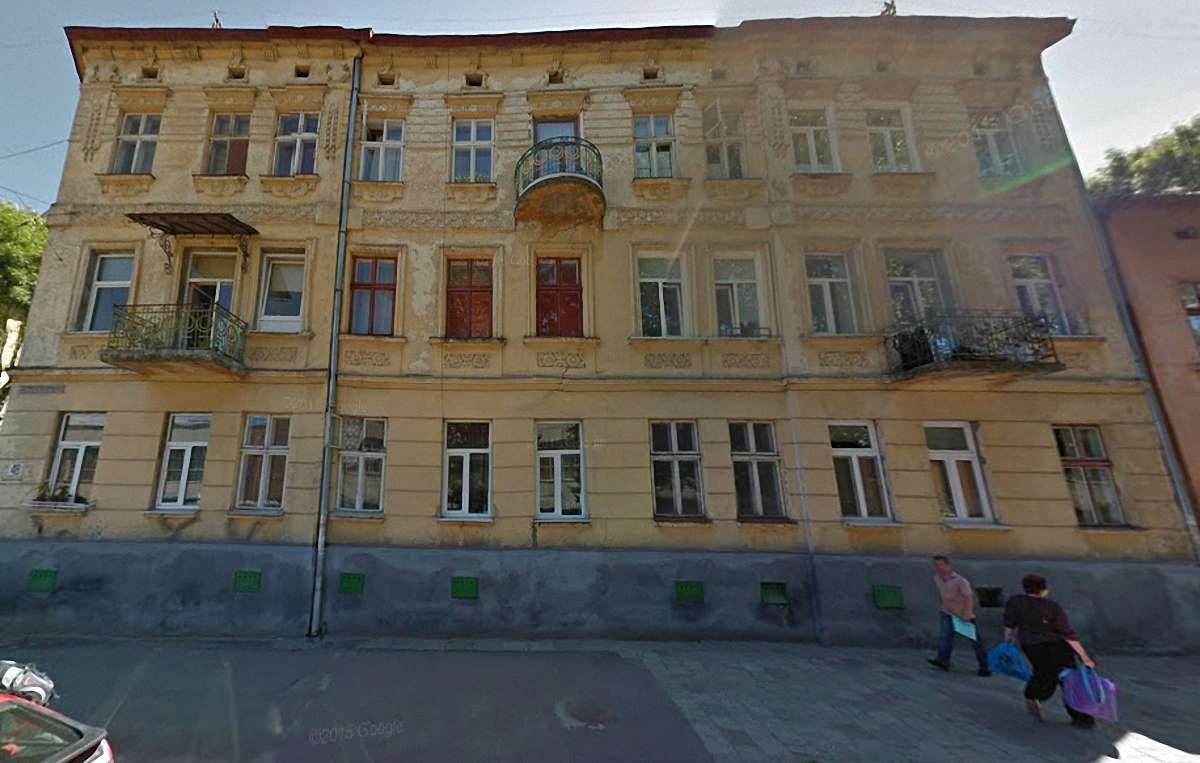 Уламки балкона травмували двох людей у Львові