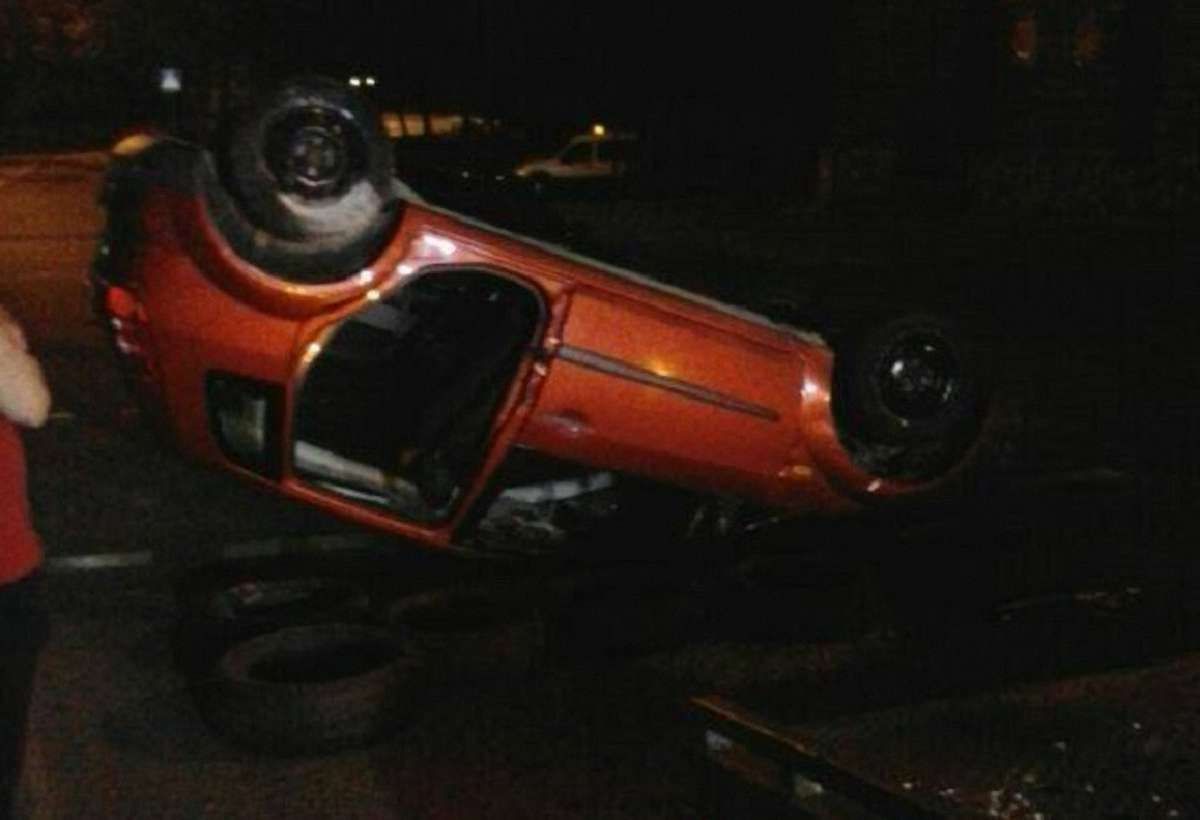 Внаслідок зіткнення двох автівок у Львові одна з них перекинулась на дах