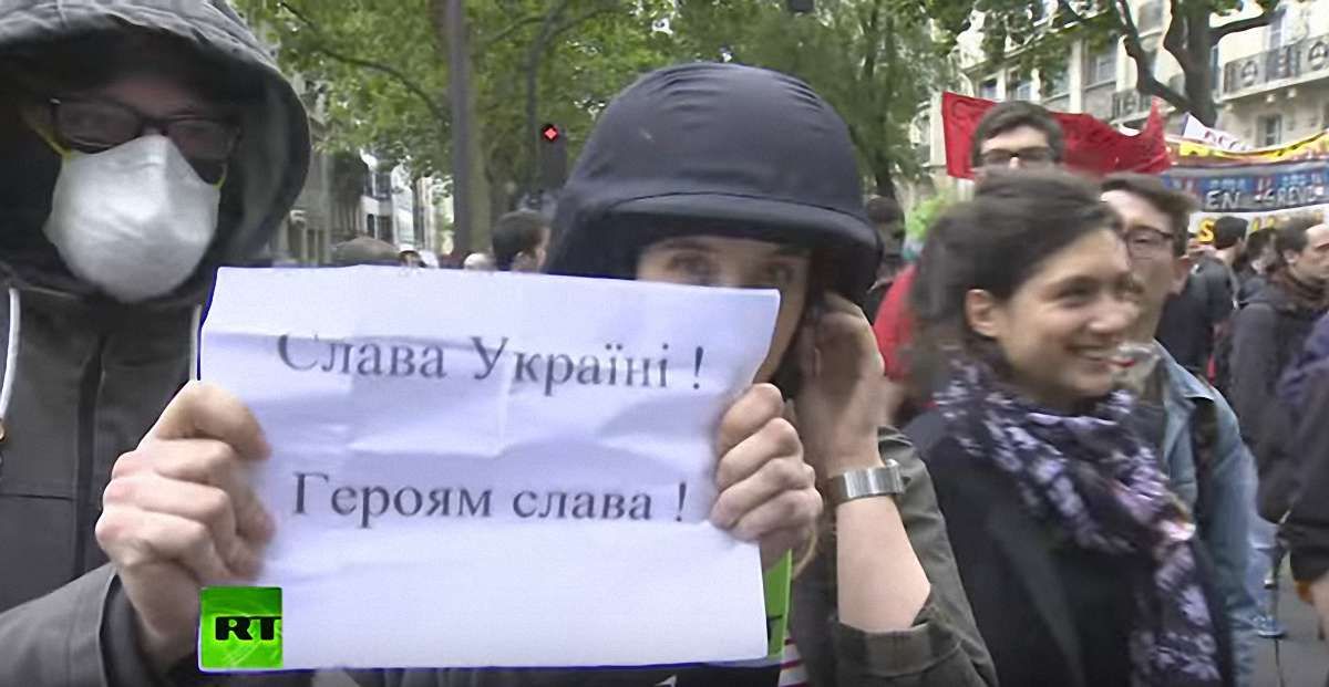 У Франції плакатом «Слава Україні» зірвали зйомку сюжету пропагандистів РФ