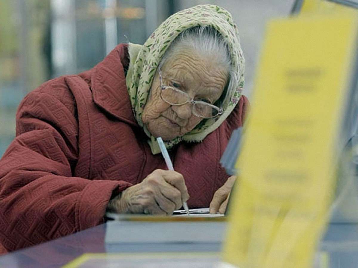З липня переселенцям платитимуть пенсії лише в «Ощадбанку»