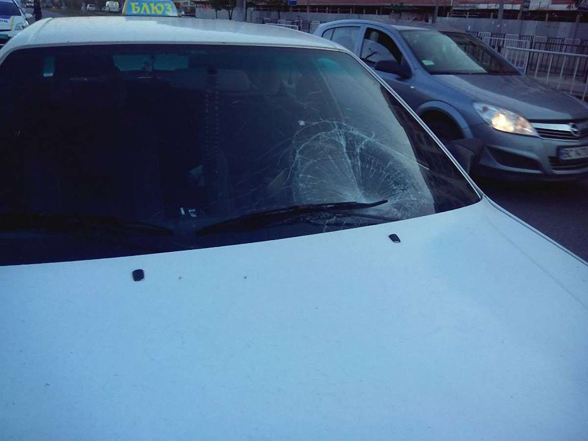 На переході у Львові автомобіль таксі збив 25-річну дівчину