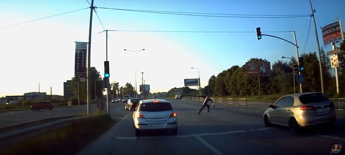 Біля ТРЦ King Cross Leopolis автомобіль збив 32-річного львів'янина