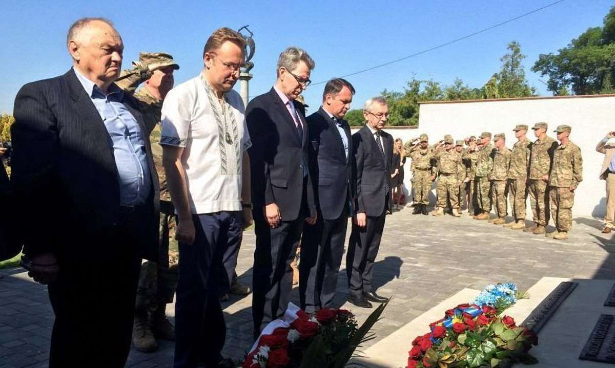 Посол США в Україні та мер Львова вшанували загиблих американських пілотів