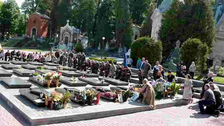 У Львові на колінах вшанували пам'ять загиблого генерал-майора Сергія Кульчицького