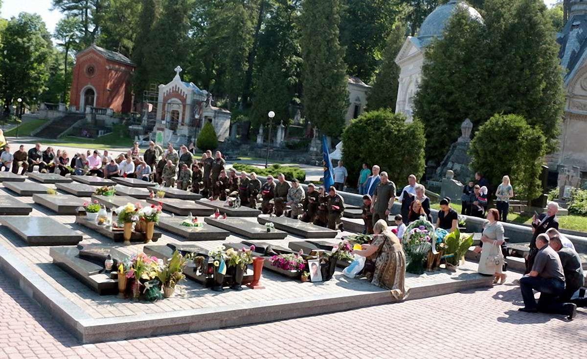 У Львові на колінах вшанували пам'ять загиблого генерал-майора Сергія Кульчицького