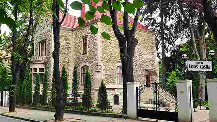 Суд виселив перший приватний готель Львова з двох історичних вілл