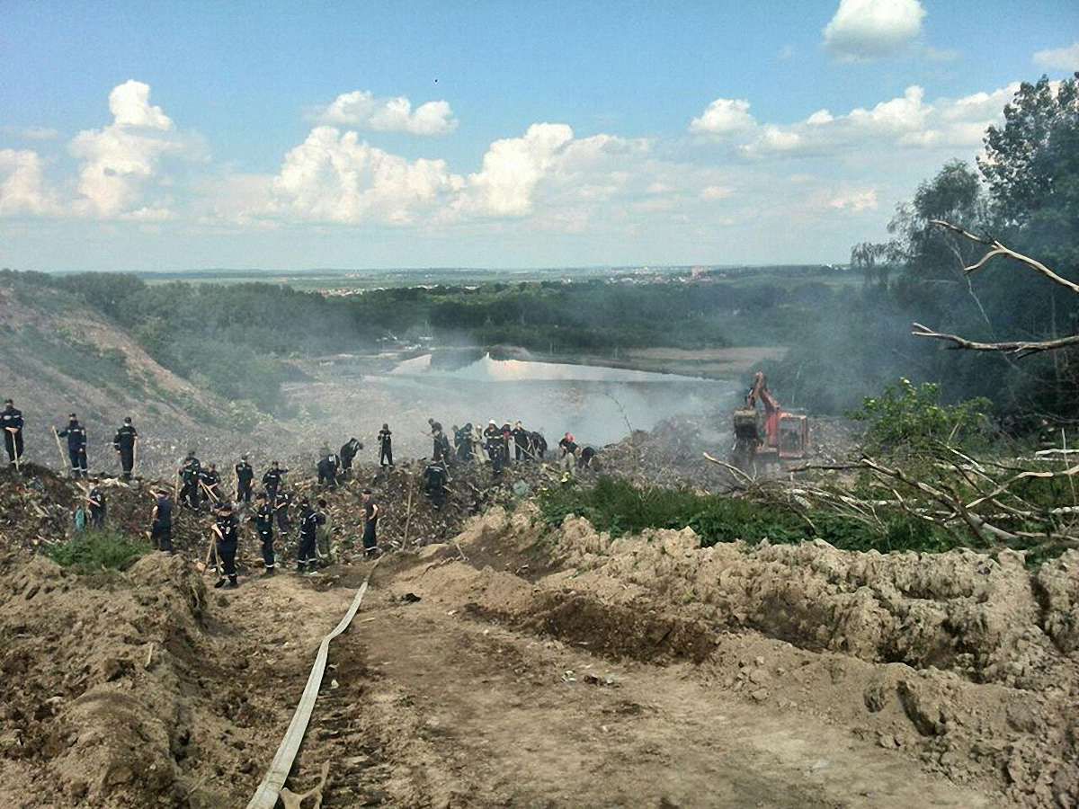 Пожежники, яких засипало на Грибовицькому сміттєзвалищі, ймовірно уже загинули