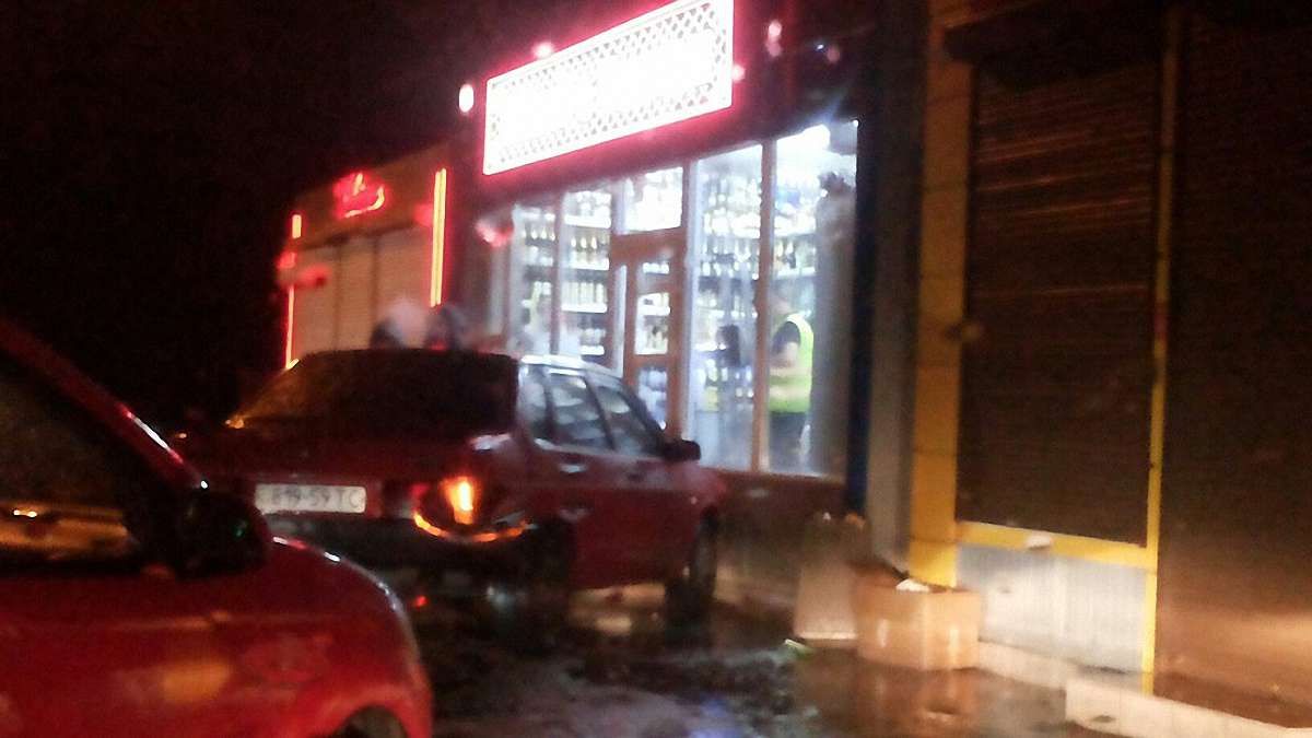 Вночі у Львові п’яний водій скоїв ДТП та в’їхав у кіоск