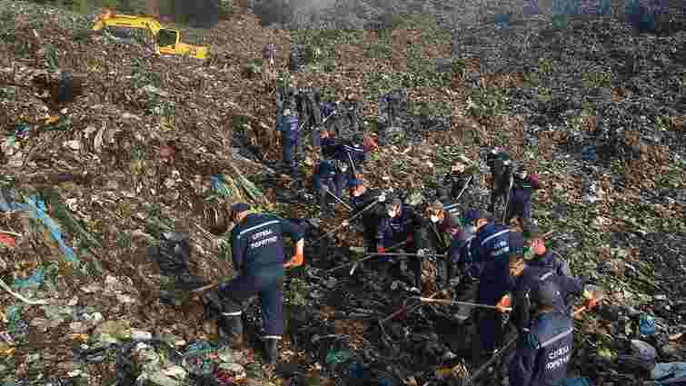 Рятувальники припускають, що під завалами на сміттєзвалищі може бути четверо людей
