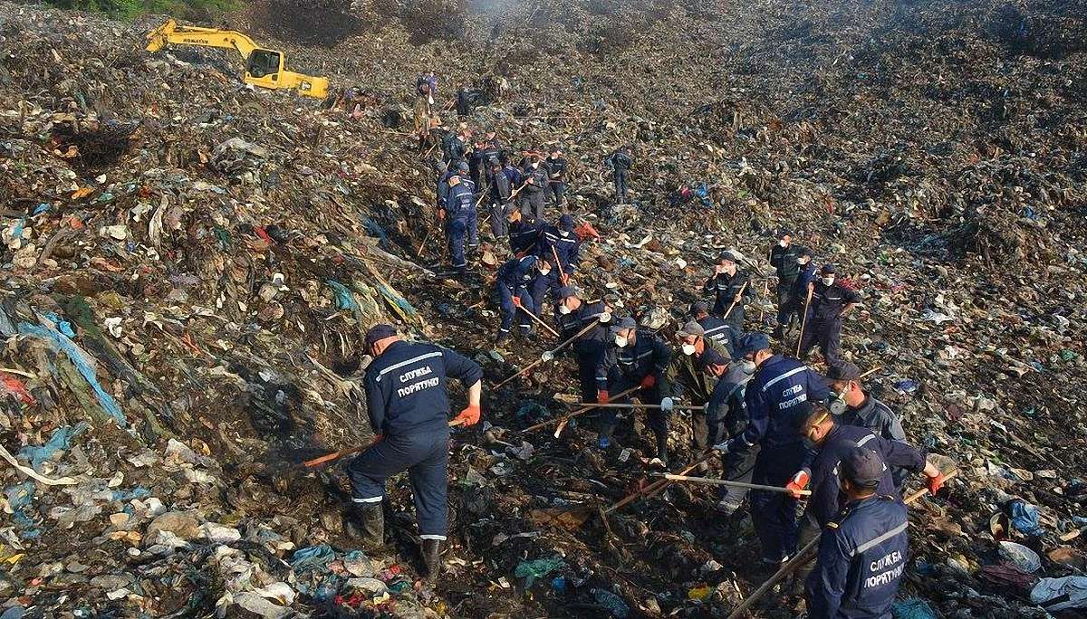 Рятувальники припускають, що під завалами на сміттєзвалищі може бути четверо людей
