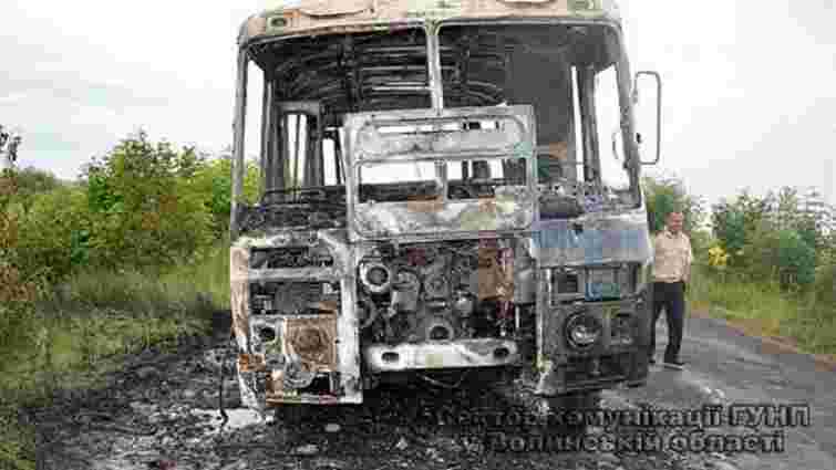 Зайнявшись під час рейсу, пасажирський автобус на Волині згорів дотла