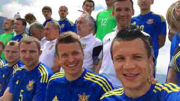 Футболісти збірної України скинули Євгена Хачеріді у басейн (відео)