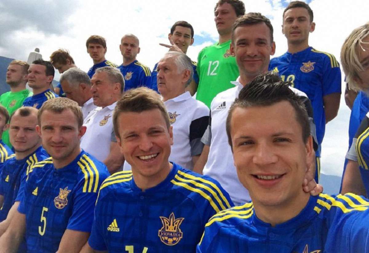 Футболісти збірної України скинули Євгена Хачеріді у басейн (відео)