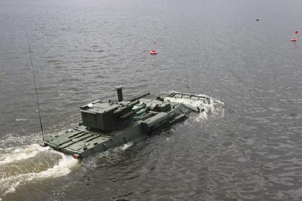 Нацгвардія випробувала на воді український БТР-4