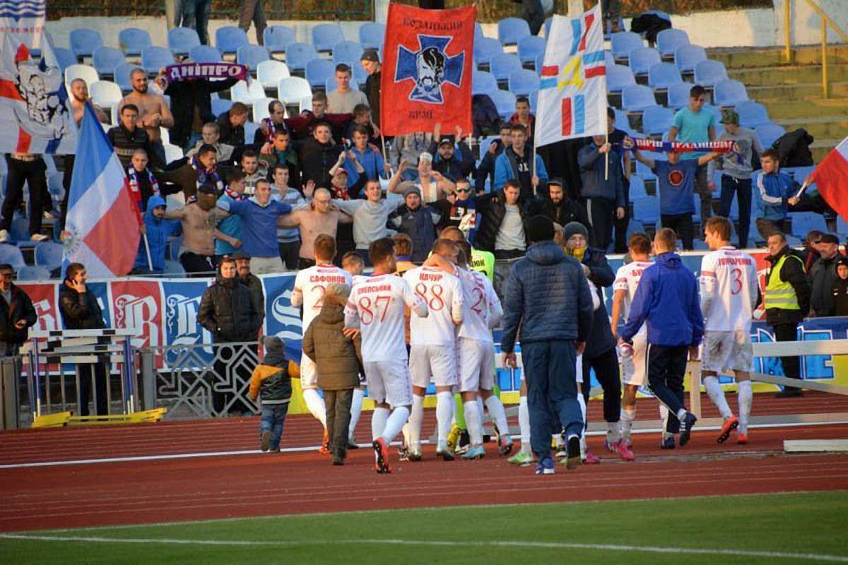 Директор ФК  «Полтава» після бійки із фанатами вийшов на поле із пістолетом