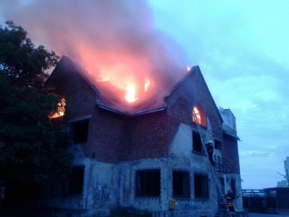 У Львові горів недобудований двоповерховий будинок