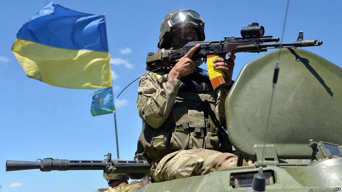 Військові в зоні АТО мають право відкривати вогонь у відповідь, – Порошенко