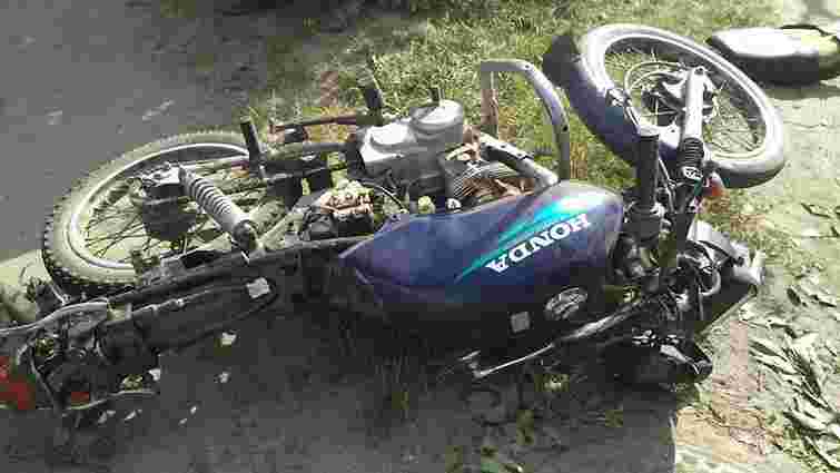 На Львівщині внаслідок зіткнення з бусом травмувалися водій та пасажир мотоцикла