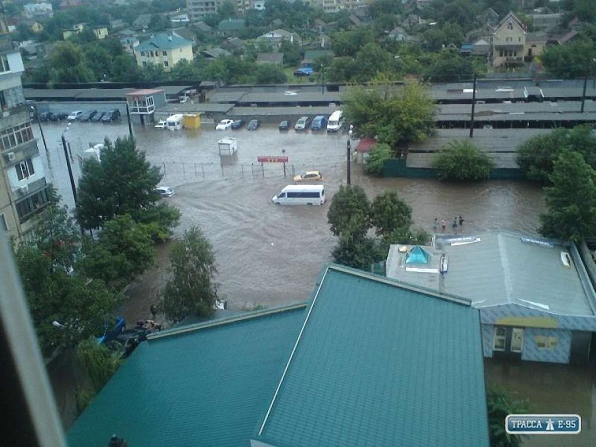 Одеситам заборонили купатися в морі через стічні води