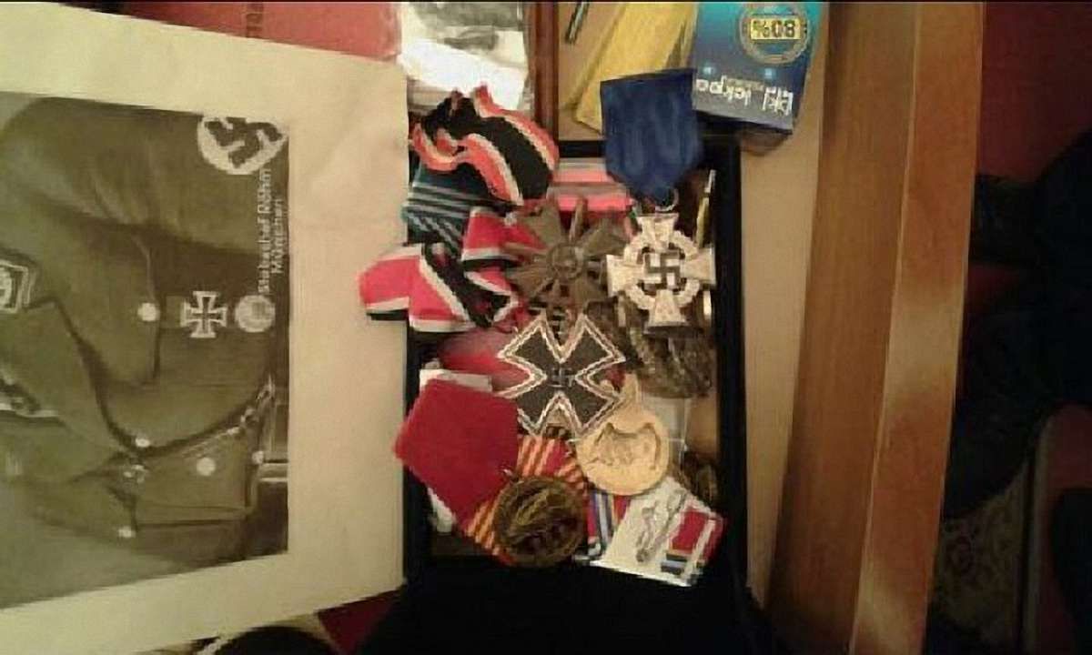 У заступника голови Миколаївської області знайшли валізу з доларами, золото і нацистські хрести