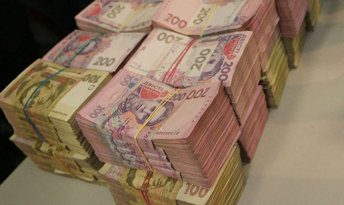 Шахрай обміняв жінці-підприємцю $56400  на сувенірні гривні