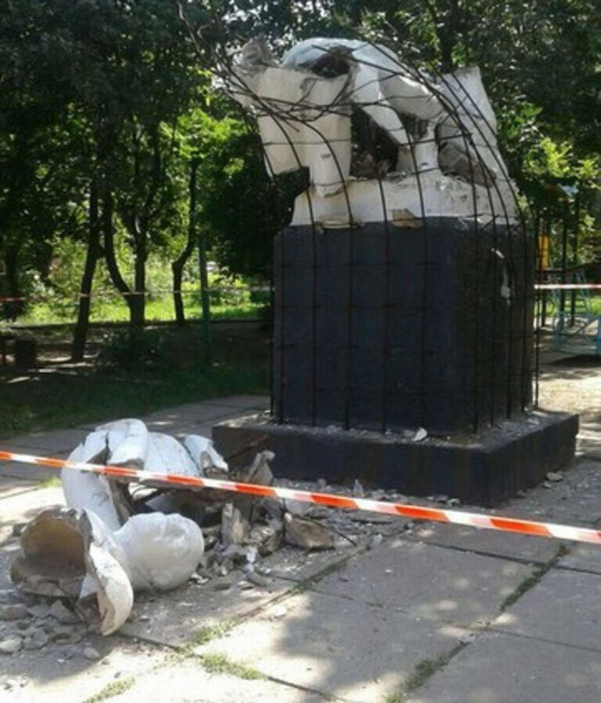 В окупованій Макіївці звалили пам`ятник Леніну