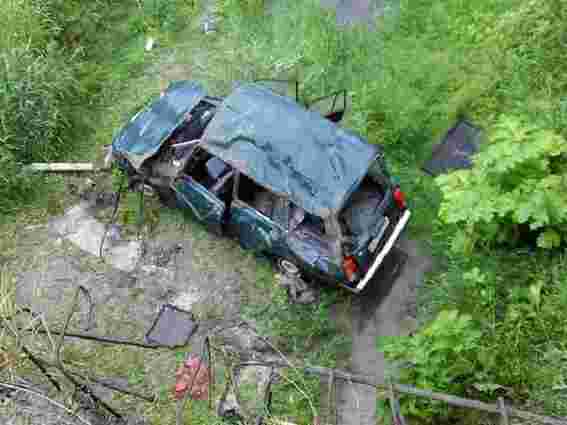 На Львівщині автівка злетіла з мосту, постраждали п'ятеро людей