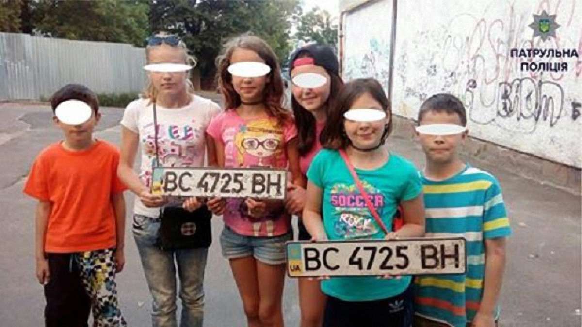 Малі львів’яни знайшли вкрадені автомобільні номери і самі викликали поліцію