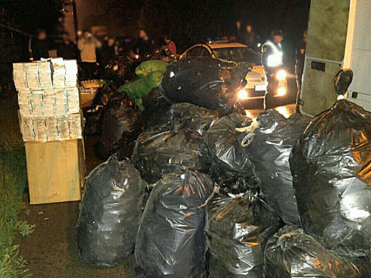 Податківців та держвиконавців упіймали на спробі продати 125 тис. пачок конфіскованих цигарок 