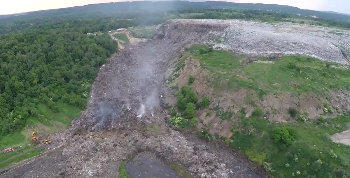 На львівському сміттєзвалищі виникла  тріщина, яка стрімко збільшується
