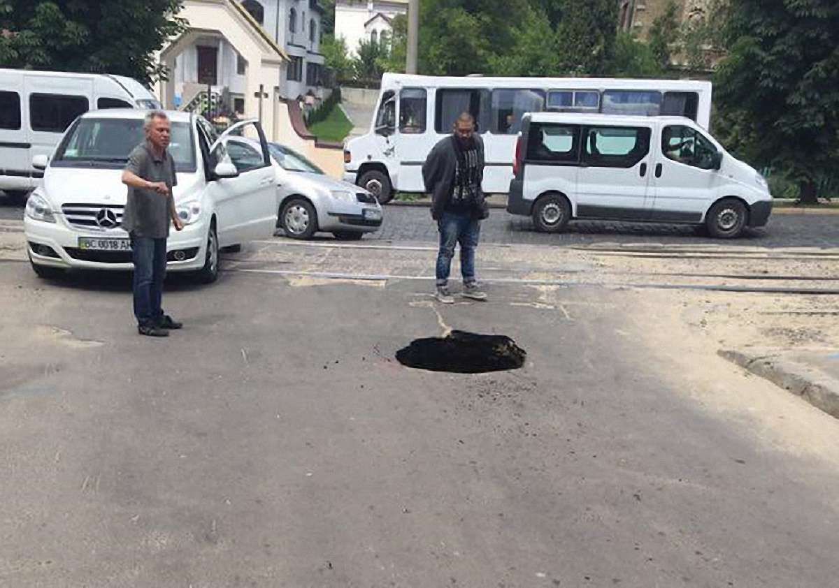 На вулиці Черемшини у Львові провалився асфальт