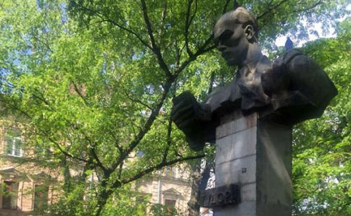 Невідомі розмалювали червоною фарбою пам’ятник Тудору у Львові