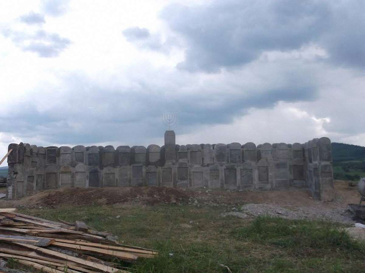 На єврейському цвинтарі в Добромилі спорудили меморіальну Стіну Пам’яті
