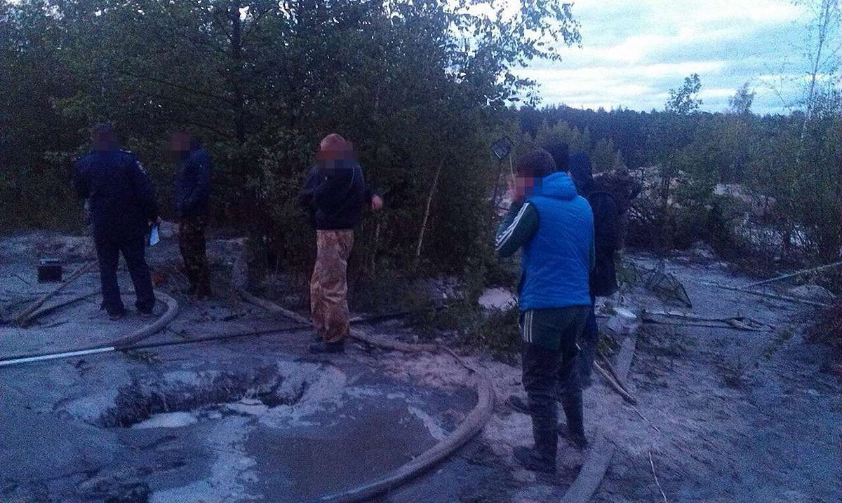 На Житомирщині затримали чергову групу бурштинокопачів