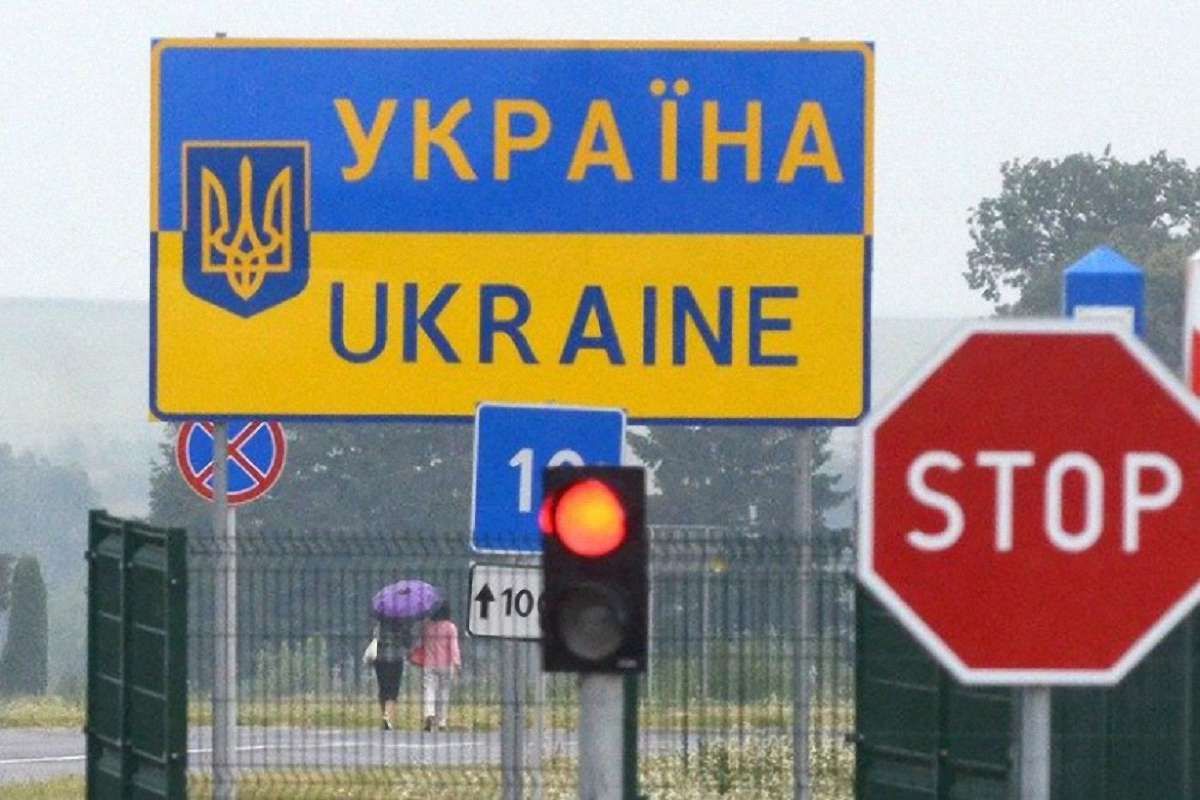 На кордоні з Польщею в Раві-Руській призупиняли рух через можливе замінування
