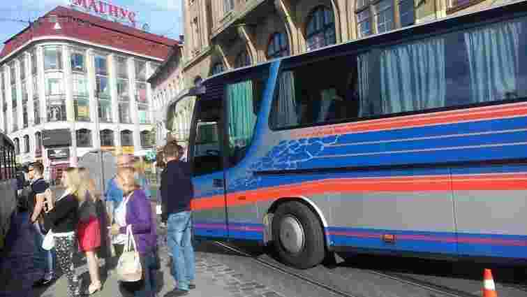 У центрі Львова рейсовий автобус збив на переході жінку