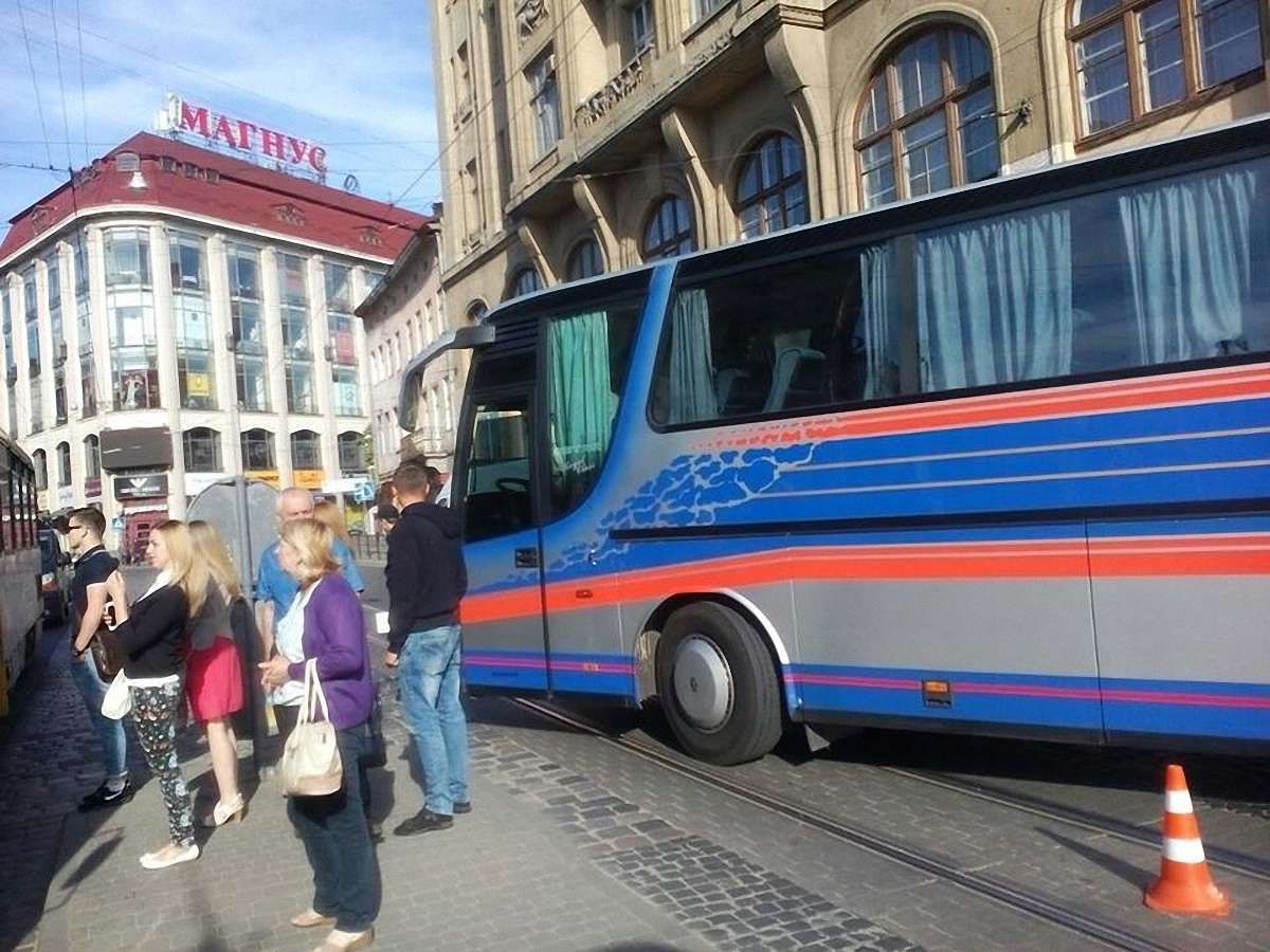 У центрі Львова рейсовий автобус збив на переході жінку