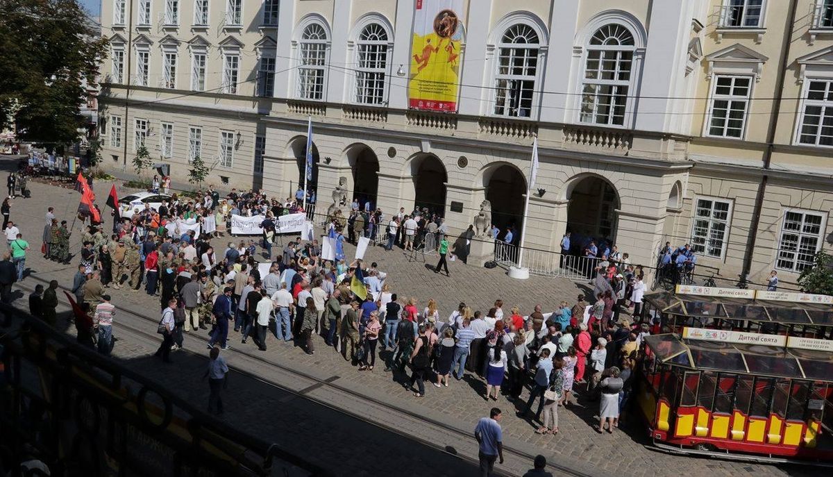 Біля Львівської міськради зібралися близько сотні протестувальників