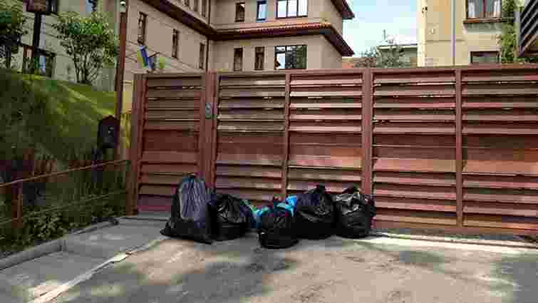 Активісти «Автономного опору» знесли під будинок Садового пакети зі сміттям