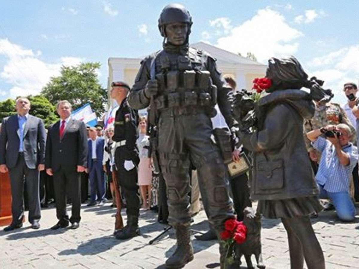 До Дня Росії біля кримського парламенту з'явився двометровий "зелений чоловічок"