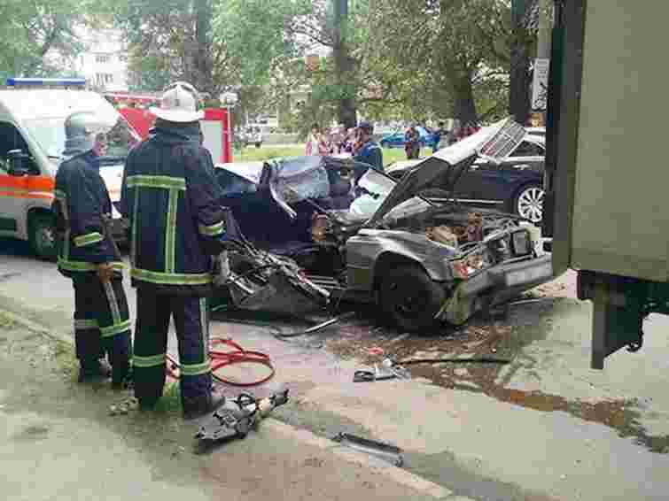 18-річного водія "мерса", що мчав центром міста, визволяли із залишків авто спецзасобами