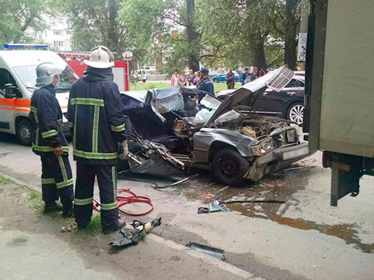 18-річного водія "мерса", що мчав центром міста, визволяли із залишків авто спецзасобами