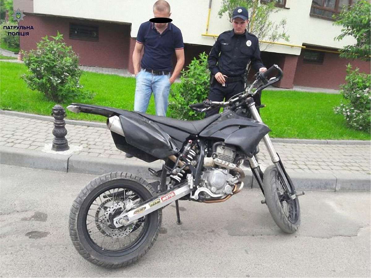 Патрульні затримали п’яного львів’янина, який штовхав викрадений мотоцикл